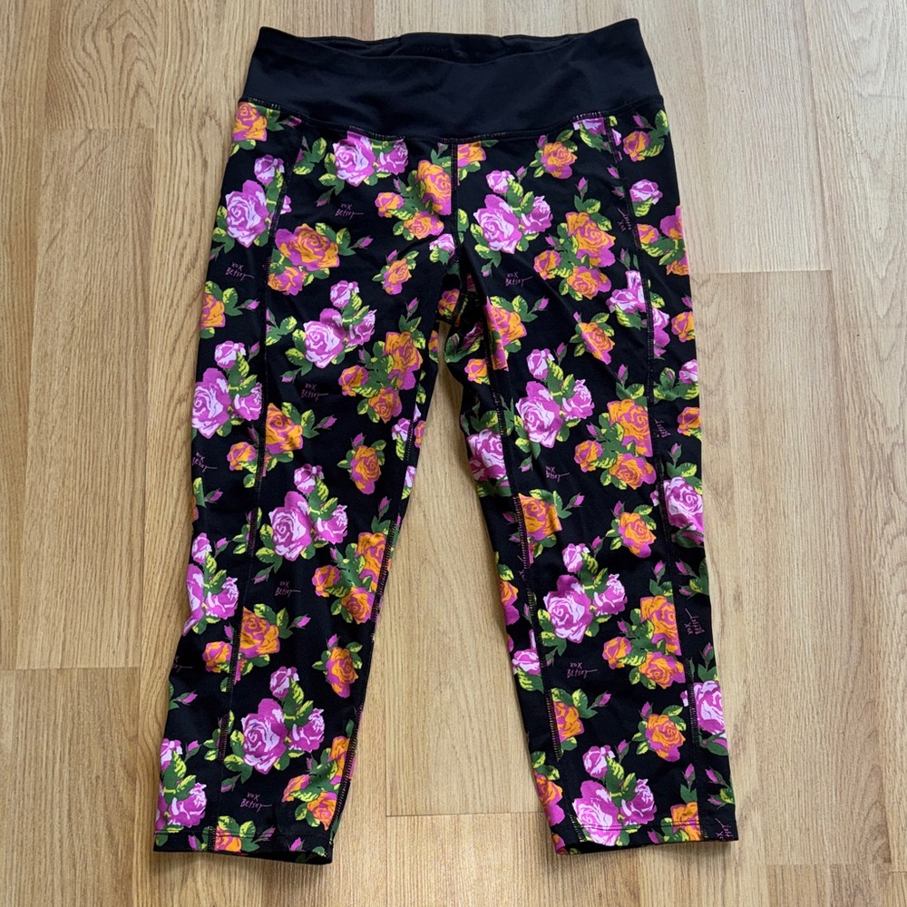 Betsey Johnson size medium M crop rose Black and Pink Floral Leggings